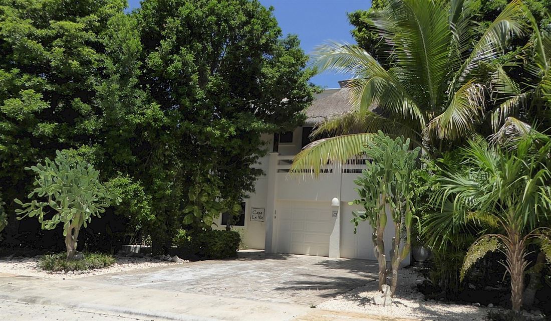 Casa La Vía es una villa única con estilo maya contemporáneo.