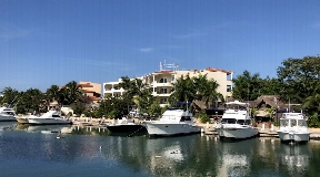 Lote de condominio en primera línea para la venta en Puerto Aventuras